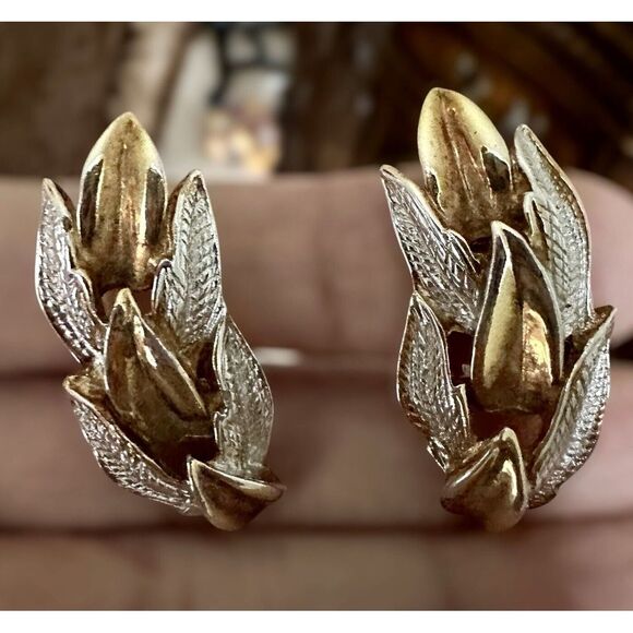 VTG Kramer Clip Earrings‎ 1.5" Leaf Shape Gold  Silver Tone Metal Signed MCM - Picture 1 of 7